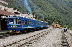 PeruRail, Aguas Calientes: nella stazione di Machupicchu Pueblo arrivano anche i lussuosi treni della compagnia PeruRail attraversando lo scenario idilliaco della valle del Rio Urubamba, nella ...