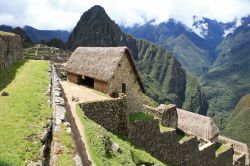 Fotografia di Machu Picchu, Perù  - Come tipico nell'architettura inca, la maggior parte delle facciate delle costruzioni, così come delle finestre e delle nicchie, hanno ...