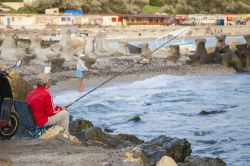 Pescatore a Costanta (Costanza) la città della Romania sul Mar Nero - © GSerban / Shutterstock.com 