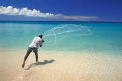Pescatore a Mullins Beach, sulla west coast di Barbados - Fonte: Barbados Tourism Authority