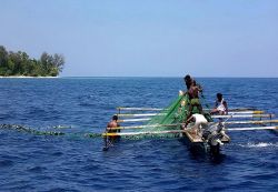 Pescatori alle Molucche Indonesia - Foto di Giulio Badini