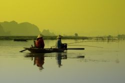 Pescatori, Vietnam: l'alba nella provincia di Ninh Binh, tra i fiumi e le risaie che ricoprono il territorio di questa zona a sud della capitale Hanoi - Foto © kuehdi / Shutterstock.com ...
