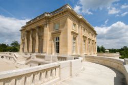 Petit Trianon il piccolo castello della Reggia di Versailles in Francia - © junjun / Shutterstock.com