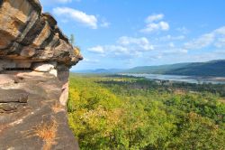 Pha Taem National Park, Ubon Ratchathani  - Conosciuta come Pha Taem, questa vasta parete rocciosa, qui fotografata con una suggestiva immagine dall'alto, rappresenta la principale ...