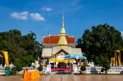 Fotografia del Phrathat Kham a Khon Kaen, Thailandia - E' considerato uno dei più begli stupa della città e del paese intero: quello di Phrathat Kham è fra i templi ...