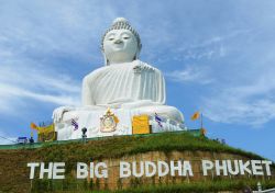 L'immagine gigante del Buddha se ne sta tra ...