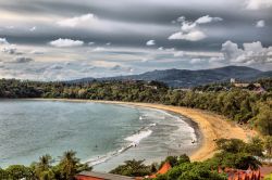 La Baia di Kata, a Phuket, si trova poco più a sud di Karon Beach. Che sia baciata dal sole o resa misteriosa dalle nuvole, è un paradiso di sabbia bianca orlato di palme, con ...
