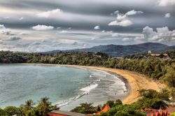 La Baia di Kata, a Phuket, si trova poco più ...