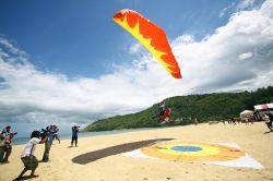 Praticare il parapendio a Phuket è un'esperienza ...