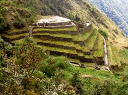 Le rovine di Phuyupatamarca, nella Urubamba Valley  lungo l'Inca Trail che porta a Machu Picchu - © D. Gordon E. Robertson / Wikipedia