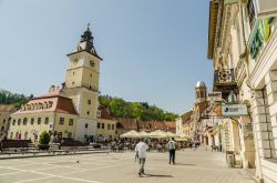 Piazza Sfatului, Brasov - Cuore medievale della più importante città turistica della Transilvania, Piazza Sfatului è anche uno dei principali luoghi di ritrovo per gli abitanti ...