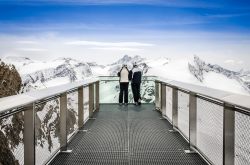 Piattaforma panoramica sulle Alpi austriache: siamo a Kaprun il famoso compresorio sciistico del Salisburghese - © Martin M303 / Shutterstock.com