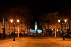 La fontana monumentale dedicata a Napoleone in piazza Foch, sede del mercato ambulante, ad Ajaccio
