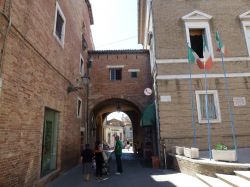 Piazza Garibaldi e Porta Romana a Loreto