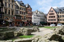 Piazza Giovanna d'Arco, in centro a Rouen ...