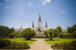 Panorama su piazza Jackson e chiesa S. Louis, New Orleans - Al centro del quartiere francese, il più antico nucleo della città di New Orleans dichiarato anche National Historic ...