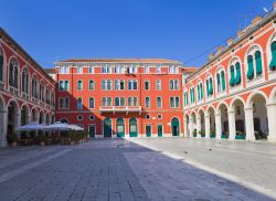 Spalato (Dlamazia, Croazia): Piazza della Repubblica sorge subito fuori le mura, con i suoi palazzi rossi in tipico stile veneziano che la rendono simile a Piazza San Marco  - © Tatiana ...