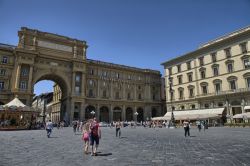 Piazza della Repubblica a Firenze. E' una delle piazze più importanti della città, e venne costruita all'epoca di Firenze Capitale d'Italia, e fece parte del progetto ...
