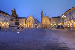 Piazza San Carlo è un po' il "salotto" di Torino ed è particolarmente scenografica al tramonto, quando iniziano ad accendersi i lampioni della sera. Di forma ...