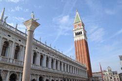 Piazza San Marco a Venezia: il grande campanile svetta alto sulla città