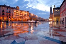 La Plaza del Pilar è il cuore pulsante di Saragozza (Aragona, Spagna), dove si affacciano le cattedrali de la Seo e del Pilar e da dove è possibile accedere al Foro romano e a ...