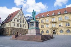 Piazza Schiller a Stoccarda, nel land del Baden-Wurrtemberg, Germania del sud. Vegliata dalla statua di Schiller - opera ottocentesca di Bertel Thorvaldsen - la piazza è circondata ...