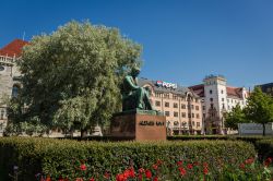 Piazza davanti alla stazione di Helsinki (Finlandia): si nota la staua di Aleksis Kim - © SMIRNOVA IRINA / Shutterstock.com 