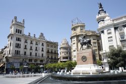 Piazza Tendillas, nmella parte più mnoderna di Cordova (Cordoba) la città dell'Andalusia lungo il corso del fiume Guadalquivir che da qui raggiunge prima Siviglia e poi l'estuario ...