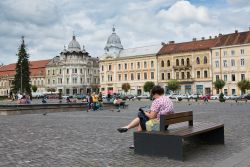 Piazza Unirii, Cluj Napoca - Una bella immagine della grande piazza Unirii su cui si affacciano palazzi e edifici storici di questa città in costante evoluzione ma allo stesso tempo sempre ...