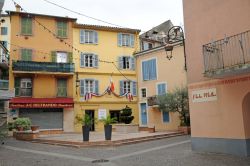 Una piazza del borgo di Villeneuve Loubet. Qui naque Auguste Escoffiere, e nel cartello a destr della foto è citata una delle sue creazioni più celebri: la Peche Melba