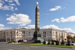 Minsk, Bielorussia: Piazza della Vittoria (Ploshchad Peramohi) - omaggio alla vittoria sovietica contro i nazisti durante la Seconda Guerra Mondiale - è dominata dall'obelisco ...