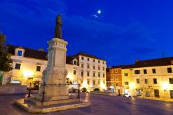 Piazza nel centro di Makarska, in Dalmazia. Croazia by night - © anshar / Shutterstock.com