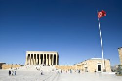 Fotografia della piazza antistante al mausoleo di Ataturk ad Ankara, conosciuto anche con il nome di Anit Kabir - © GONUL KOKAL / Shutterstock.com