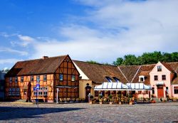 Piazza nel borgo storico di Klaipeda in Lituania ...