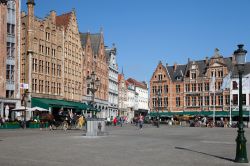 Piazza centrale di Bruges, Belgio - E' il Burg, la piazza pubblica a pochi passi dal mercato, il cuore di Bruges dove una serie di splendidi edifici permettono di fare un viaggio nella storia ...