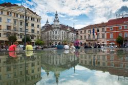Piazza centrale di Cluj Napoca, Romania - L'attuale architettura della città ne testimonia il vivace passato tanto che dal X° secolo l'unico dato sempre certo fu la ricostruzione. ...