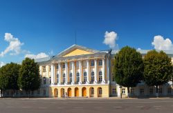 Piazza centrale di Yaroslavl, Russia  - Nonostante sia uno dei più grandi centri a est di Mosca, con circa 700 mila abitanti, Yaroslavl ha saputo conservare perfettamente la sua ...