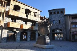 Piazza centrale di Mestia in Georgia