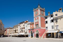 Piazza centrale a Rovigno con al centro la grande torre campanaria. Ci troviamo nella penisola dell'Istria in Croazia - © Robert Hoetink / Shutterstock.com