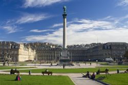 La piazza centrale di Stoccarda (Baden-Wurttemberg, Germania) è la Schlossplatz, dominata da una colonna alta 30 metri su cui svetta la statua della Concordia, realizzata nel 1841 in ...