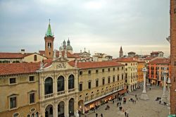 La Piazza dei Signori è la più importante di Vicenza, situata proprio nel cuore della città. La chiamarono così perché in età medievale vi sorgevano ...