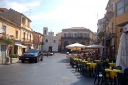 Piazza in centro a Pizzo Calabro: nei bar si può gustare la specialità più gustosa della città, il Tartufo di Pizzo, il modo più dolce per iniziare una giornata ...