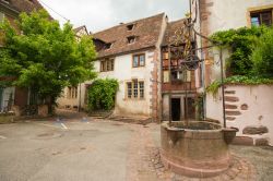 Piazza nel centro storico di Riquewihr, Alsazia - Un delizioso scorcio del centro storico di Riquewihr dove, passeggiando, si possono ammirare vecchie case costruite con travi in legno sulla ...