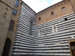 Piazza dei Priori, i marmi dell'abside del Duomo di Volterra - © Giovanni Mazzoni (Giobama)