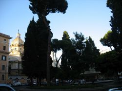 Piazza dei Quiriti, nel Rione Prati di Roma, è incorniciata dagli alberi e dominata dalla fontana dello scultore Attilio Selva, realizzata nel 1928. Sullo sfondo la cupola della Chiesa ...