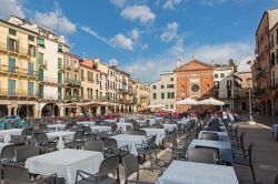 Tavolini apparecchiati in piazza dei Signori, o piazza della Signoria, nel cuore del centro di Padova - © Renata Sedmakova / Shutterstock.com 