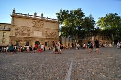 Piazza del Palazzo dei Papi in centro ad Avignone