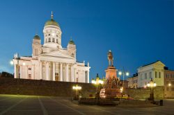 La Piazza del Senato e la Cattedrale di Helsinki, nella capitale della Finlandia - © gadag / Shutterstock.com