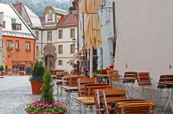 Piazza e bar nel centro di Fussen in Germania ...