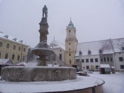 Piazza principale di Bratislava, Slovacchia - Ampia e monumentale, la piazza principale di Bratislava è situata in pieno centro storico nella zona pedonale che parte dalla Porta di San ...